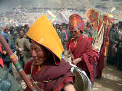 Saga Dawa monks.JPG (56485 bytes)