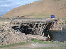 Khorgo_bridge_and_car.jpg (60931 bytes)