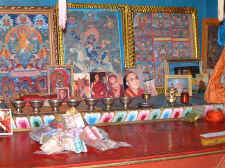 altar1.jpg (70258 bytes)
