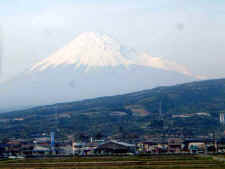 Mt_Fuji_acrossfield_from_train1.jpg (31351 bytes)