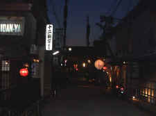 backstreet_Gion_crop.jpg (30428 bytes)
