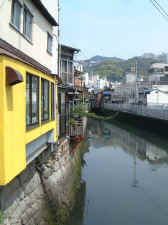 canalside_houses_Nagasaki.JPG (44141 bytes)