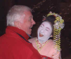 geisha_laughing_with_Lee.JPG (28102 bytes)