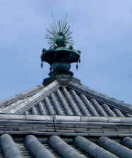 horyuji_rooftop_crop.jpg (44764 bytes)