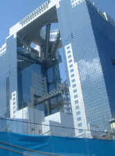 umeda_skybldg_crop_Osaka.JPG (43736 bytes)