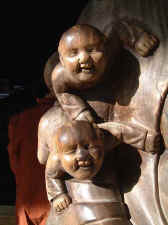 two_wooden_heads.jpg (43550 bytes)