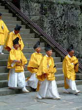 yellow_officials.jpg (64357 bytes)