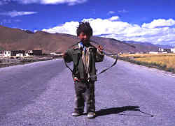 Tingri Boy.jpg (34729 bytes)