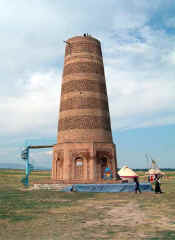 Burana_tower.jpg (46116 bytes)