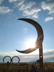 Crescent_moon.jpg (35052 bytes)