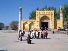 Id_kah_mosque_group.jpg (51158 bytes)