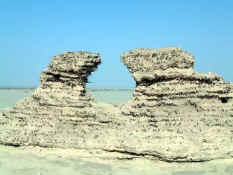 Miran_battlements.jpg (55458 bytes)