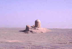 Miran_stupa.jpg (24054 bytes)