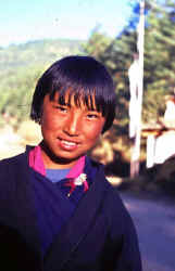 Bumthang girl.jpg (28309 bytes)