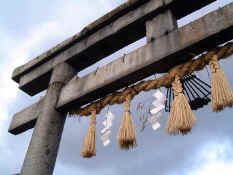 torii_rope.jpg (269551 bytes)