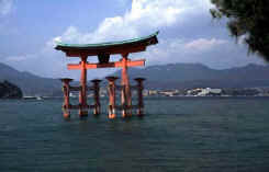 Miyajima Torii1 copy.JPG (26563 bytes)